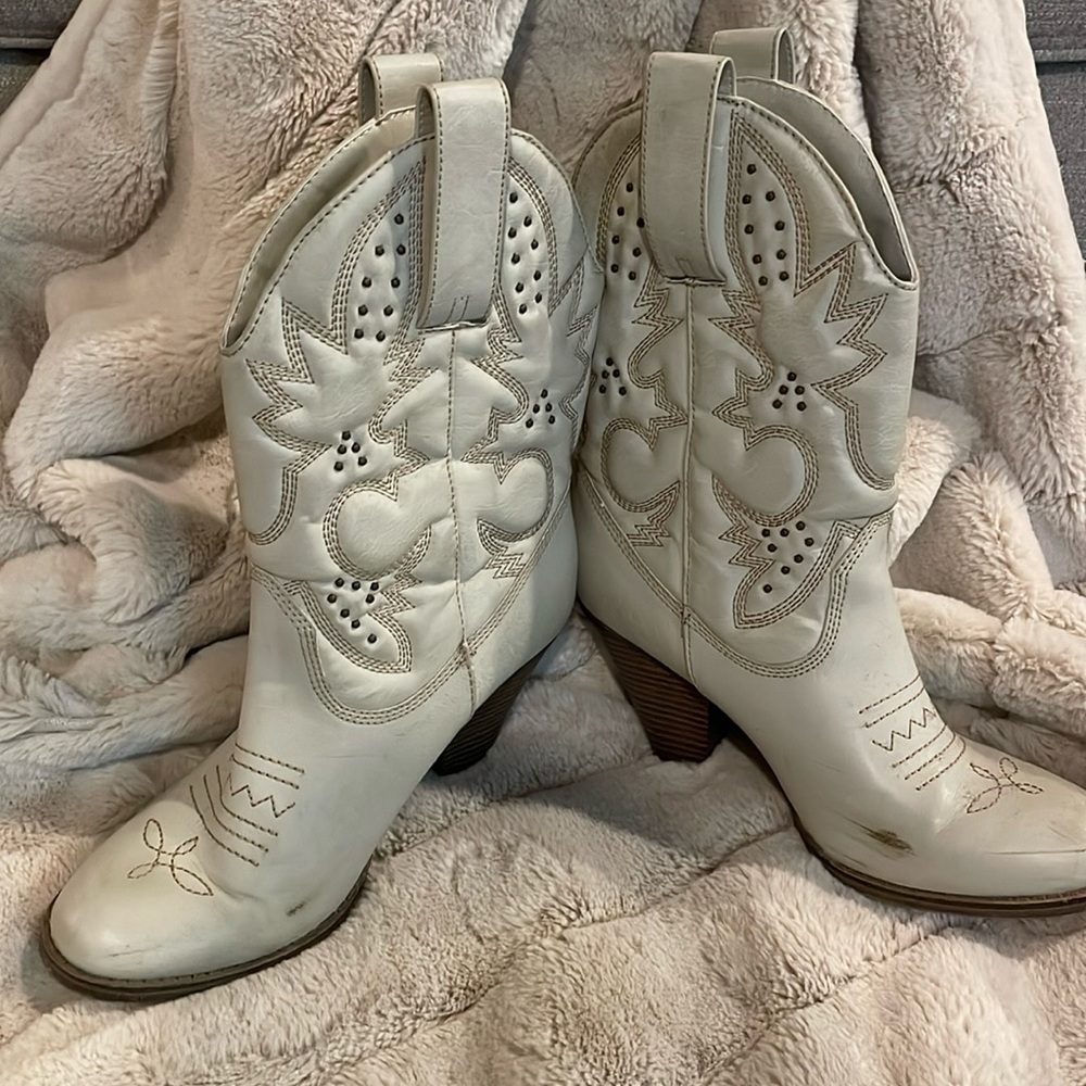 White cowboy boots, size 6 1/2, 3 1/2 inch heel